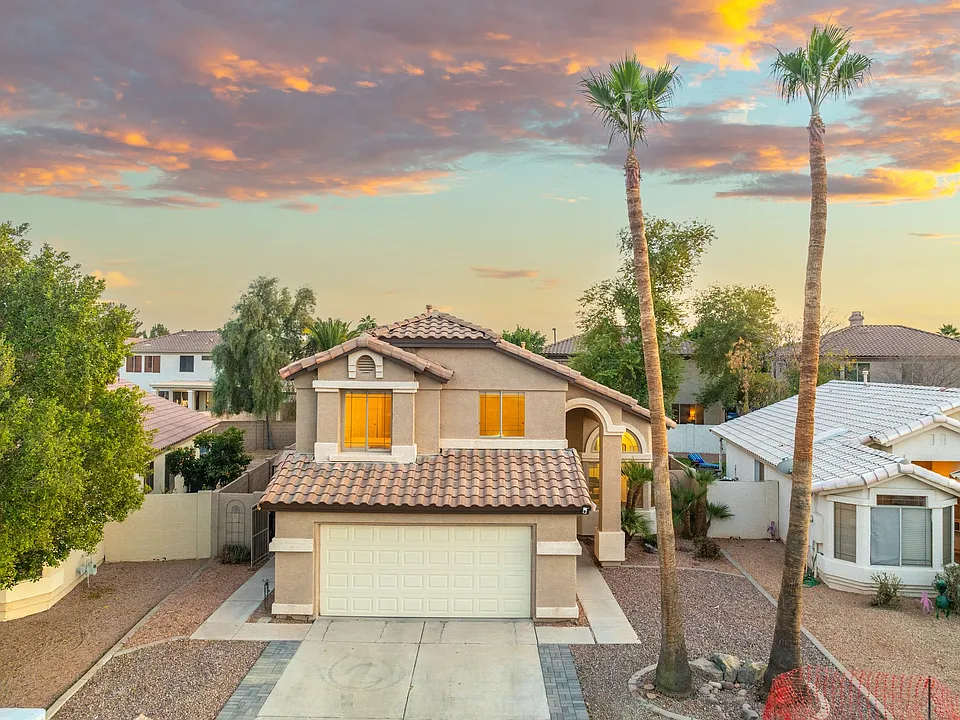 487 E Cantebria Dr
