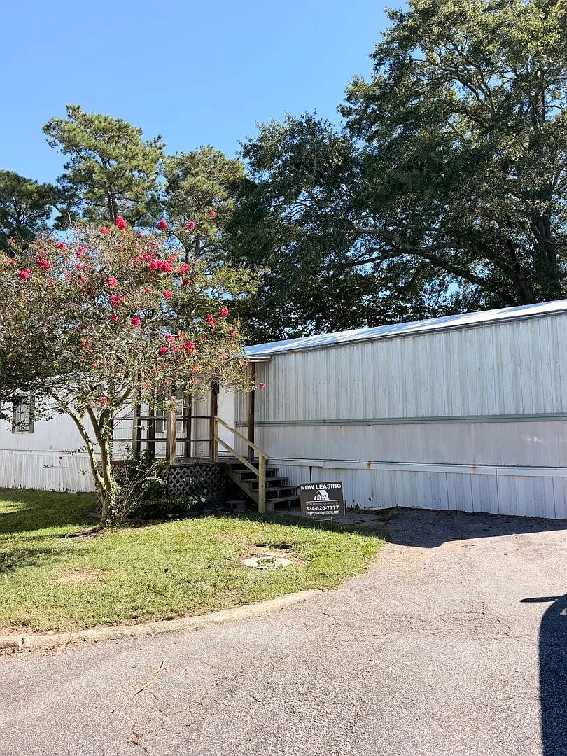 1100 Stonegate Dr — Photo 1