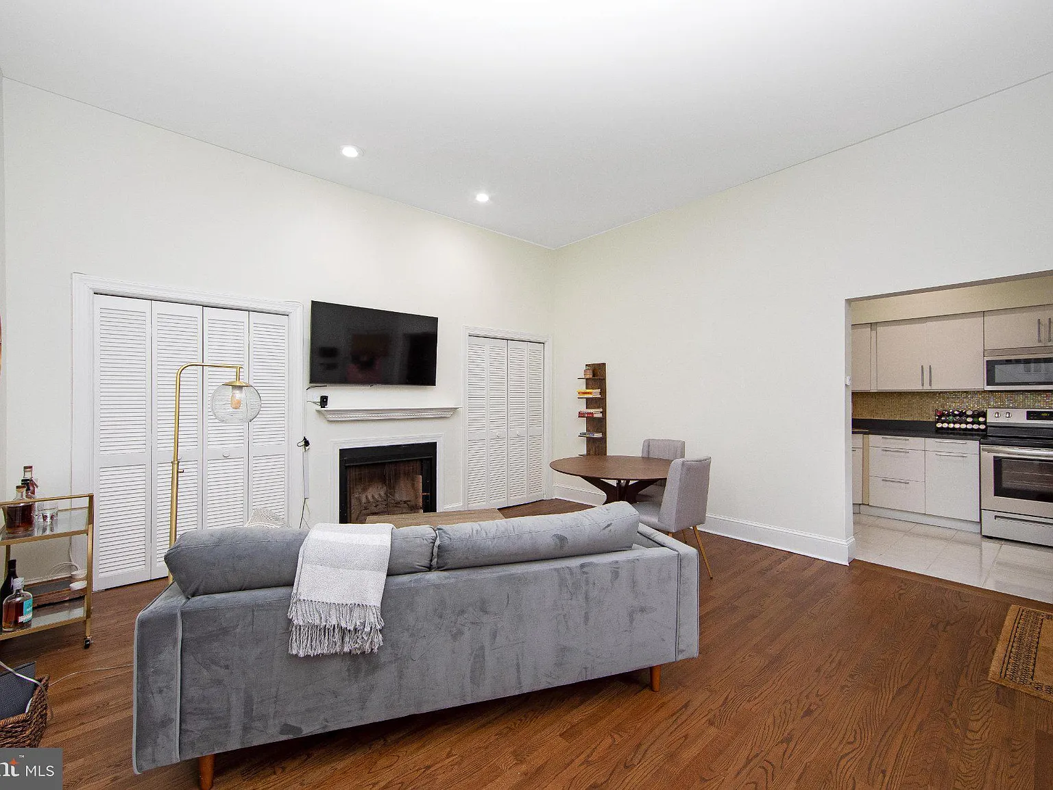 1 bed, 1.5 bath, 870 sqft, $2,200 — Photo 4