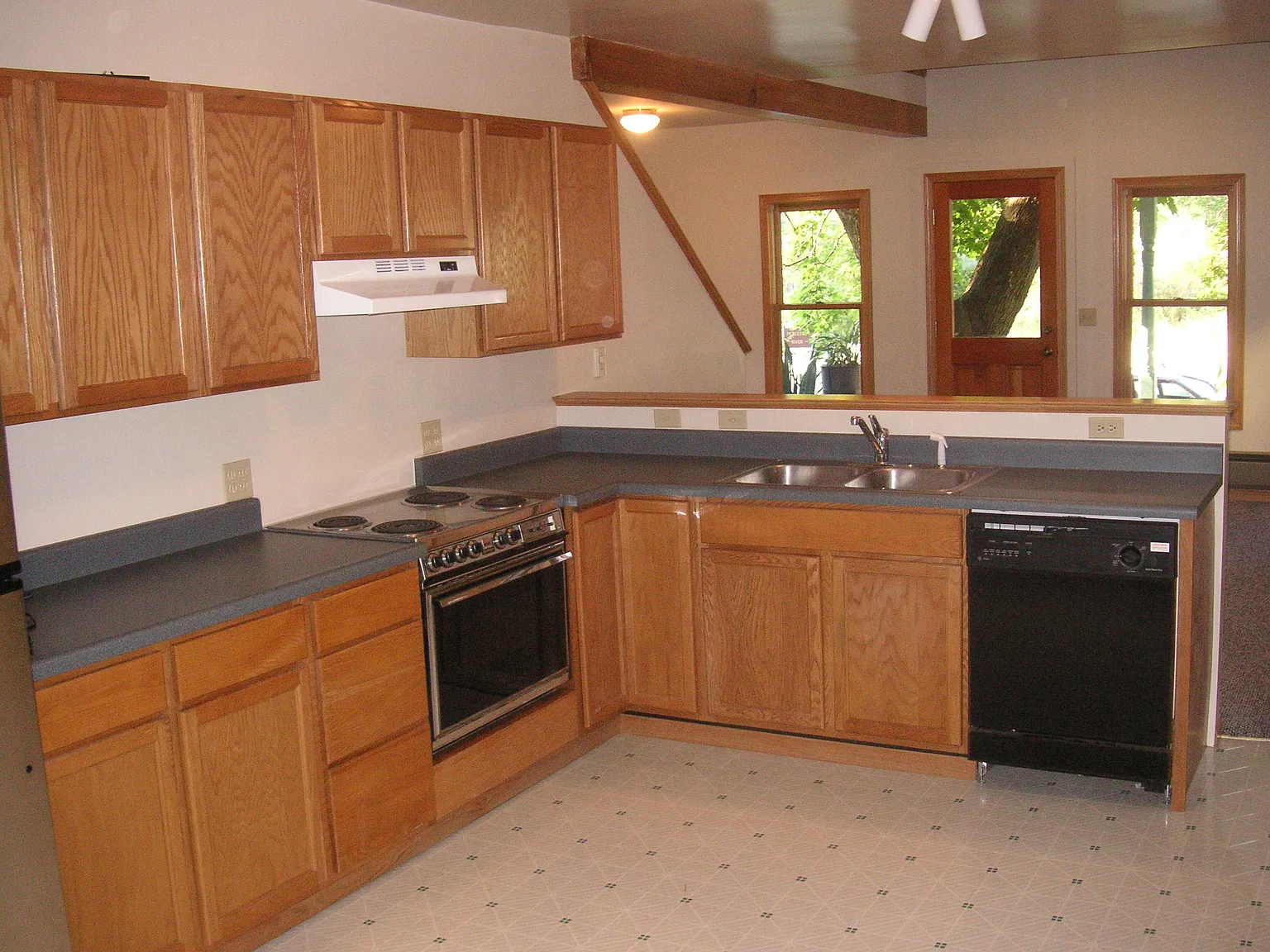 2 bed, 1.5 bath, 1300 sqft, $1,850 — Photo 3