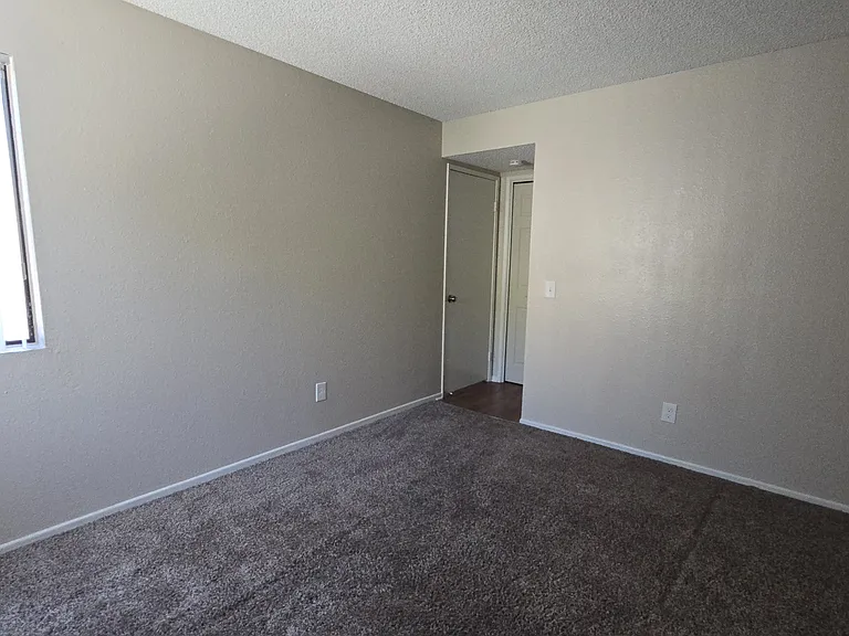 Ontario Apartments — Photo 6