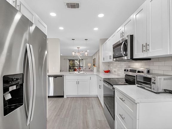 5th image of 17 Stratford Drive #D