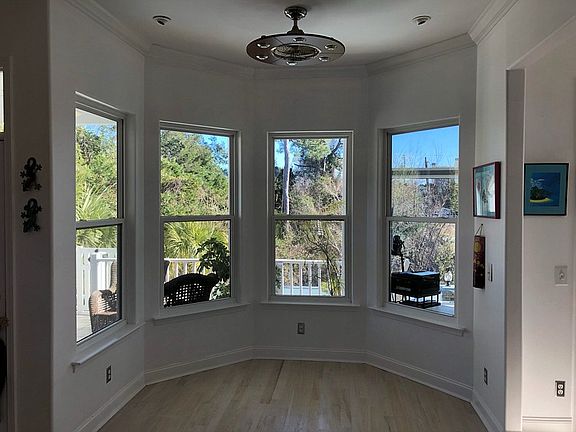 breakfast/dinning area