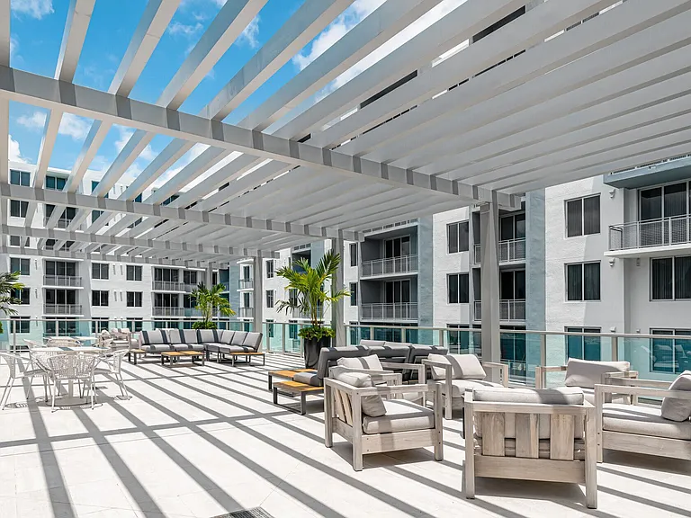 Avery Dania Pointe Apartments — Photo 8