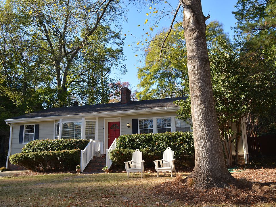 Welcoming large front yard