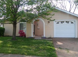 2850 Sherwood Dr, Florissant, MO 63031