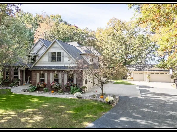 N3839 Woodfield Ln, New London, WI 54961