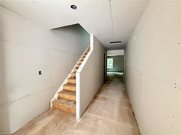 2nd image of 523 Dogwood Cir