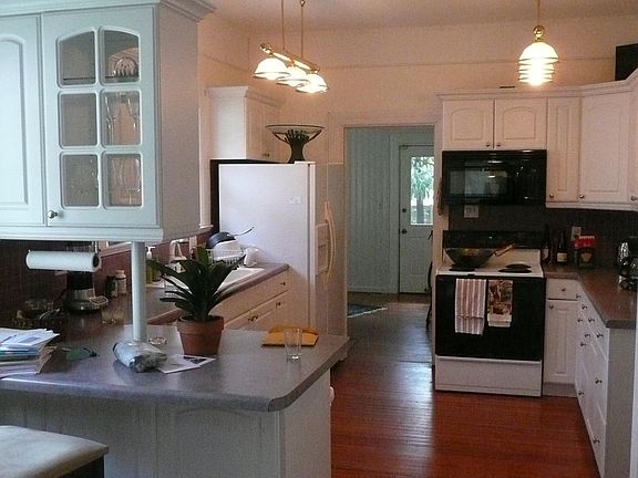 Kitchen with eat-in counter