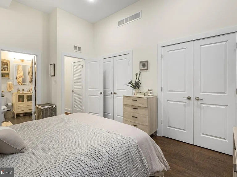 1909 E Hagert St #1 — Photo 24