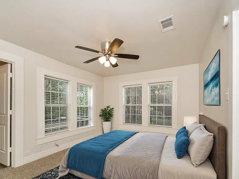 814 W College St — Photo 2