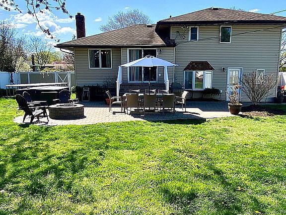 3rd image of 9 E Hill Dr