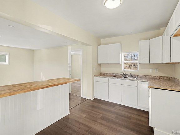 5th image of 3401 N Center Rd