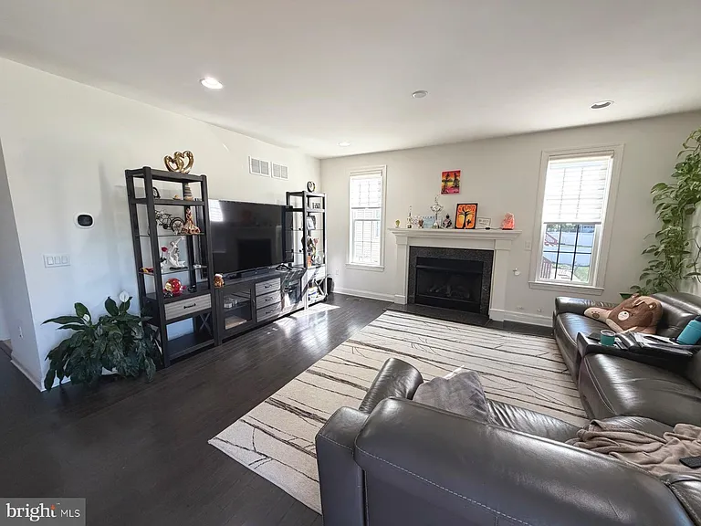 47 Thomas Dr — Photo 7