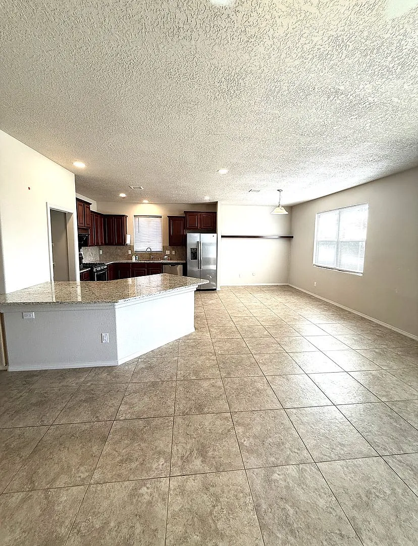 Newer neighborhood - only 7 years old just South of Agua Fria - 3 Bdr, 3 bath — Photo 2