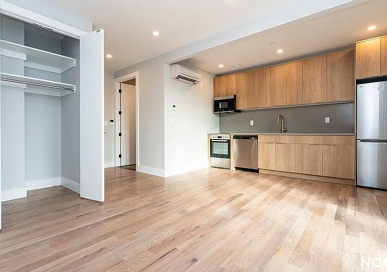 31-61 Vernon Blvd #6X — Photo 3