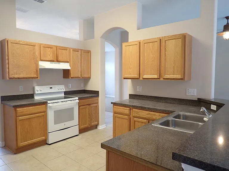 132 Berkshire Ln — Photo 10