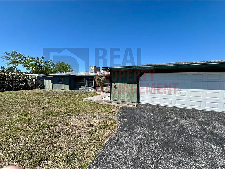 563 Parkview Dr — Photo 16