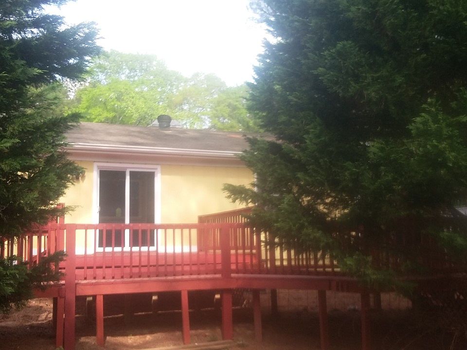 DECK IN BACK YARD