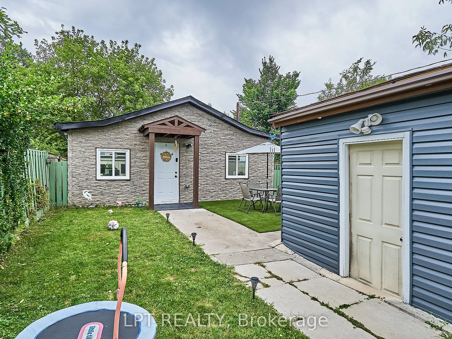 4 bed, $2,300 — Photo 2
