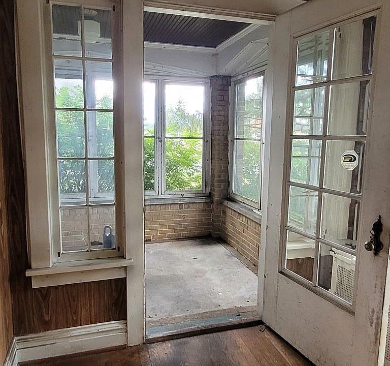 2nd image of 469 E Curtin St