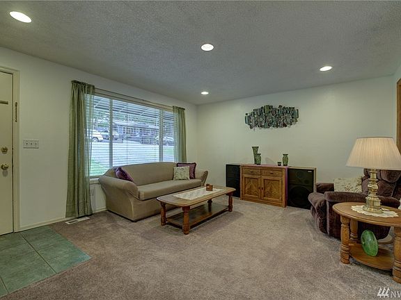 3rd image of 921 207th Pl NE