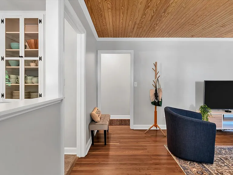 260 E Connecticut Ave — Photo 9