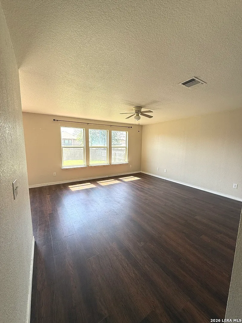 5 bed, 2.5 bath, 3030 sqft, $2,300 — Photo 4