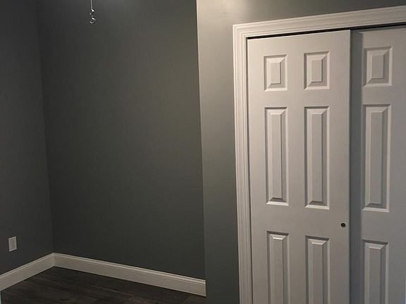 smaller room with closet
