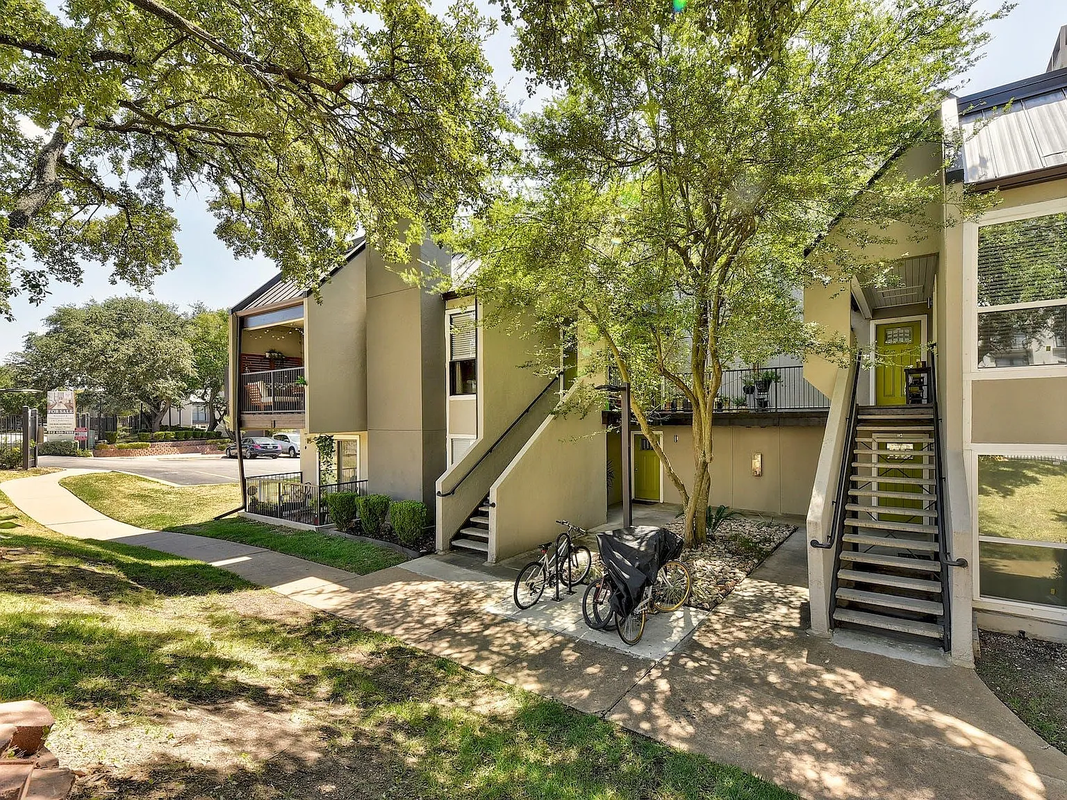 2 bed, 2.0 bath, 849 sqft, $1,250 — Photo 2