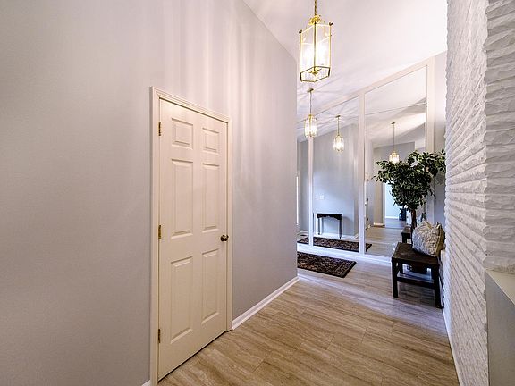4th image of 810 Maywood Ct