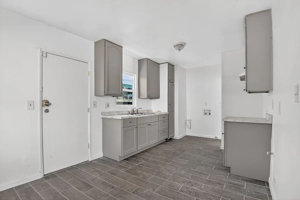 Building Photo - 1122 W 105th St
