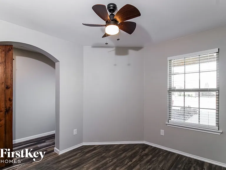 1307 Bent Grass Dr — Photo 4