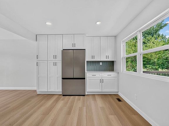 5th image of 21 S Perry Cir