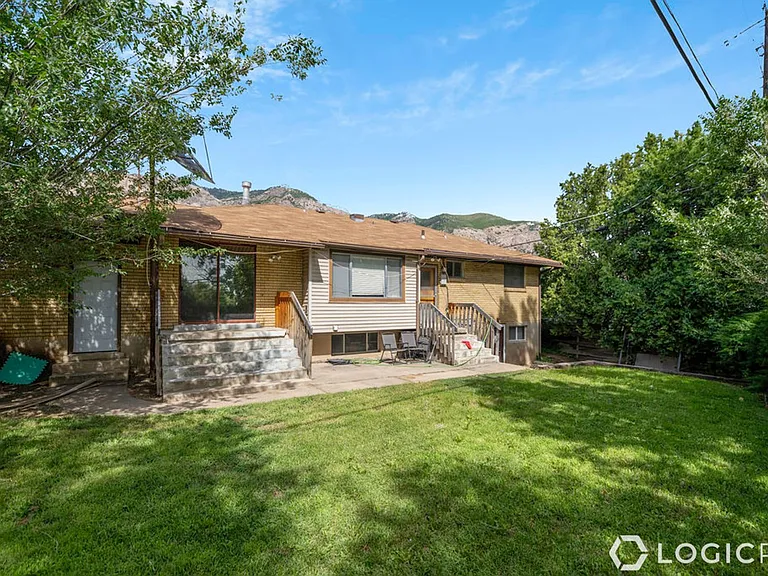 1305 Henderson Dr — Photo 2