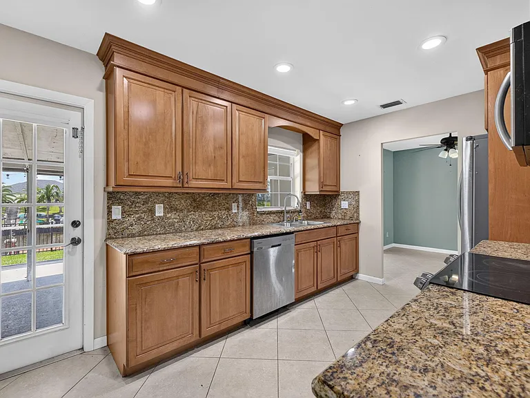 416 SE Naranja Ave — Photo 5