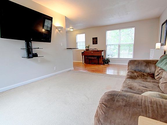 5th image of 487 Meadowlark Dr