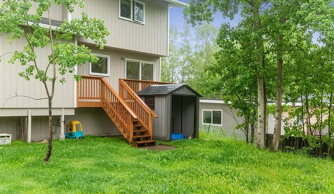 3 bed, 1.5 bath, 1300 sqft, $2,400 — Photo 2