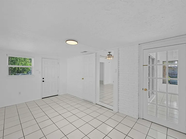 2409 Devonshire Dr — Photo 17
