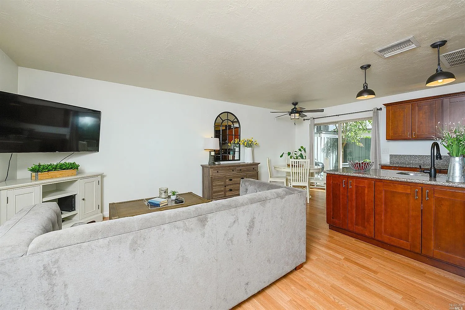 2 bed, 943 sqft, $2,595 — Photo 4