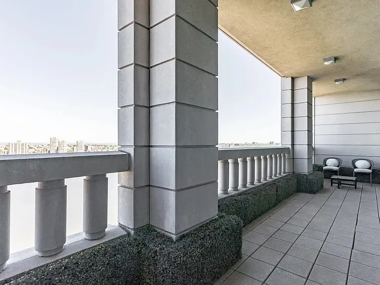 240 Riverside Blvd #1 — Photo 9
