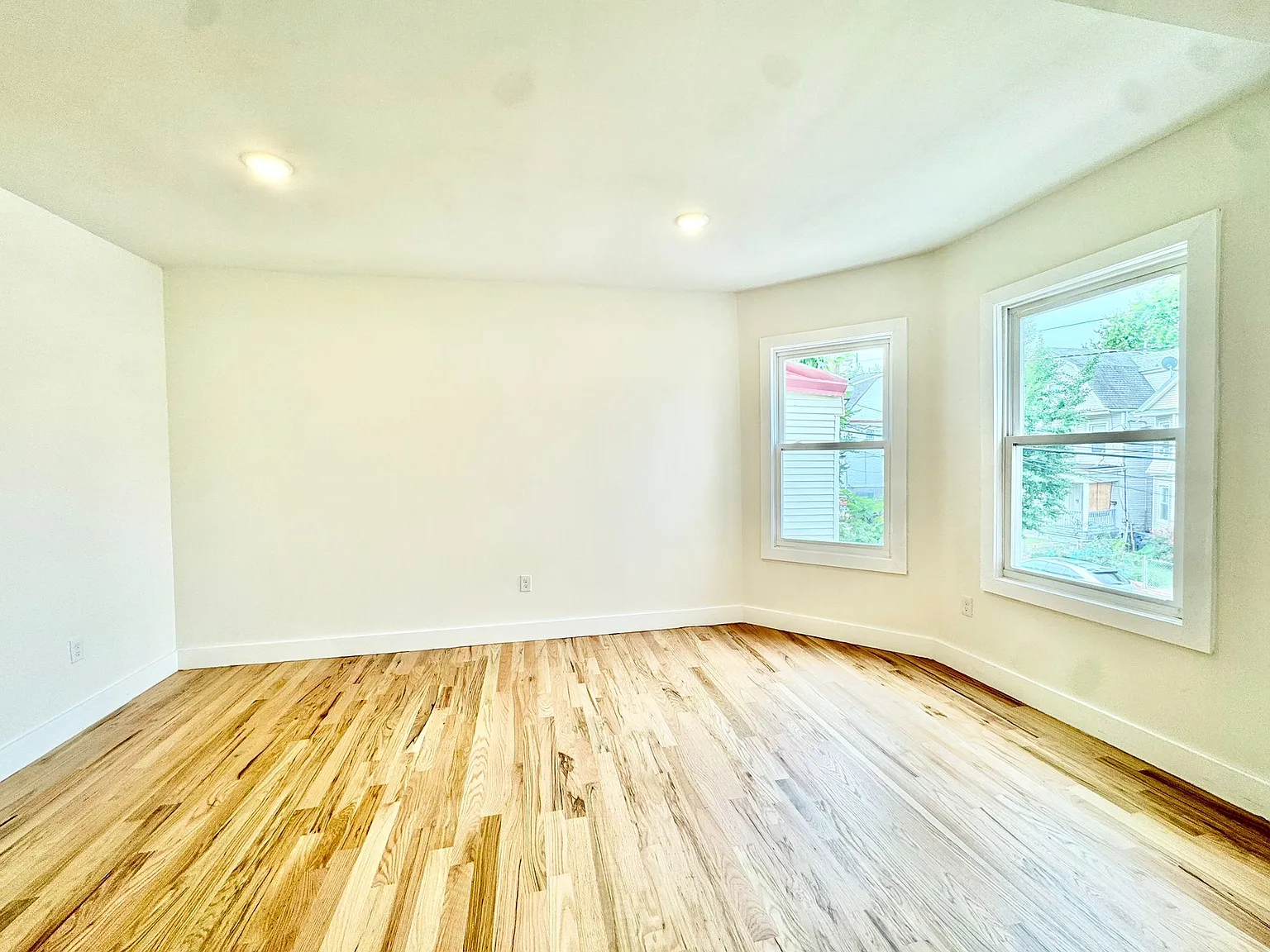 3 bed, 1000 sqft, $3,000 — Photo 3