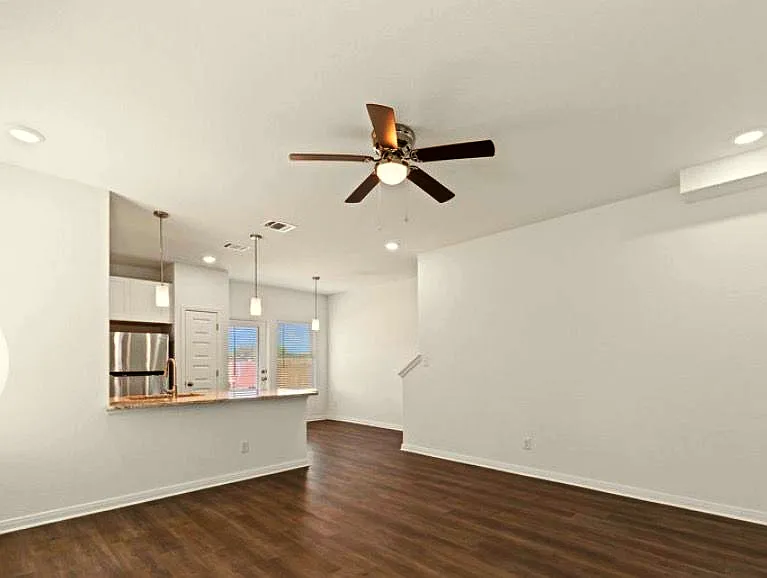 3 bed, 2.5 bath, 1600 sqft, $1,600 — Photo 4