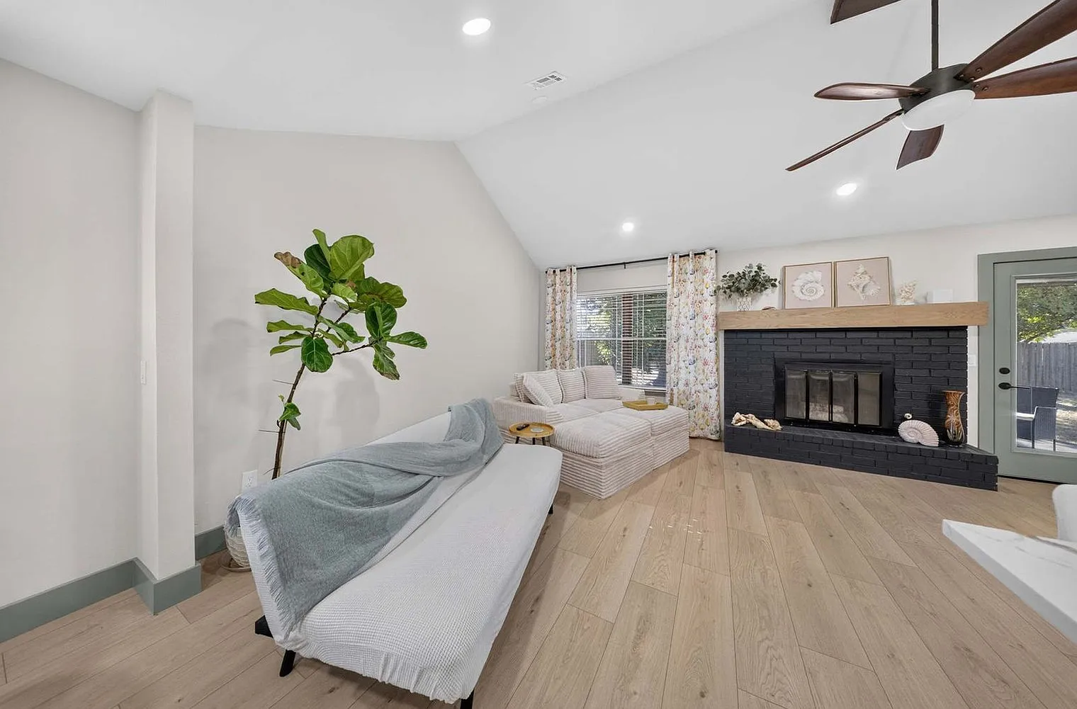 3 bed, 2.0 bath, 1539 sqft, $7,560 — Photo 4