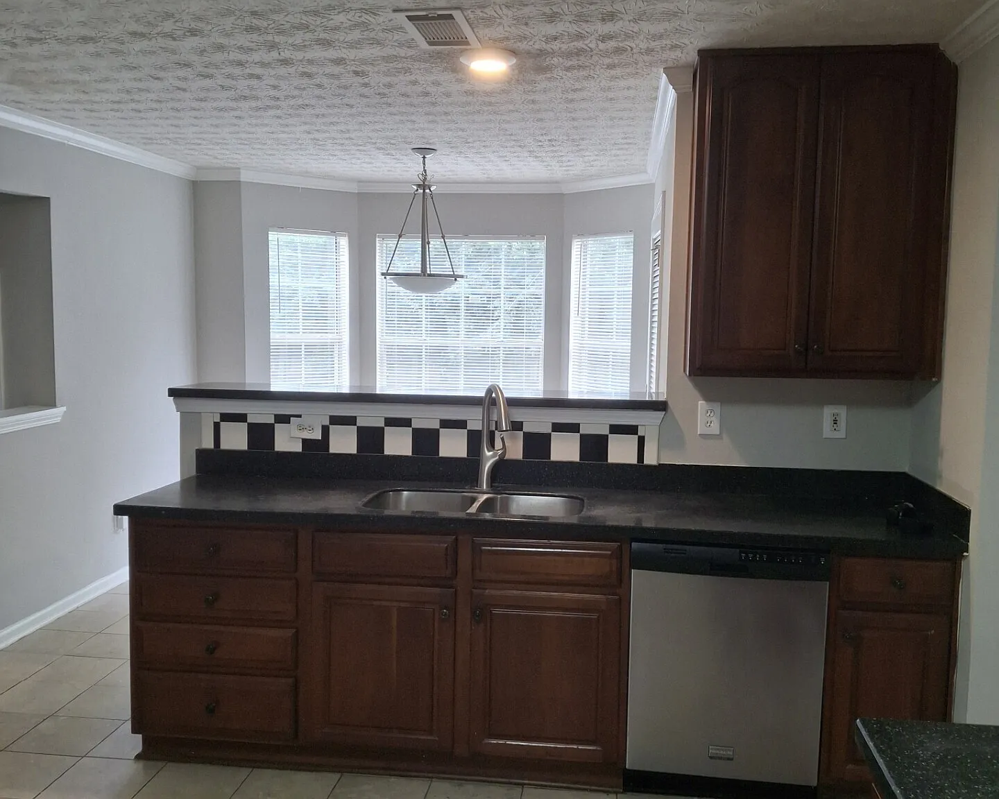 4 bed, 2.5 bath, 2632 sqft, $2,200 — Photo 2