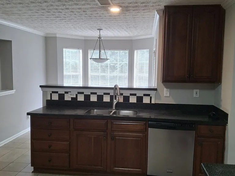 235 Vaness Dr — Photo 2
