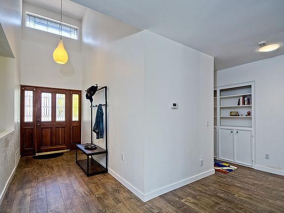 Open, welcoming entry