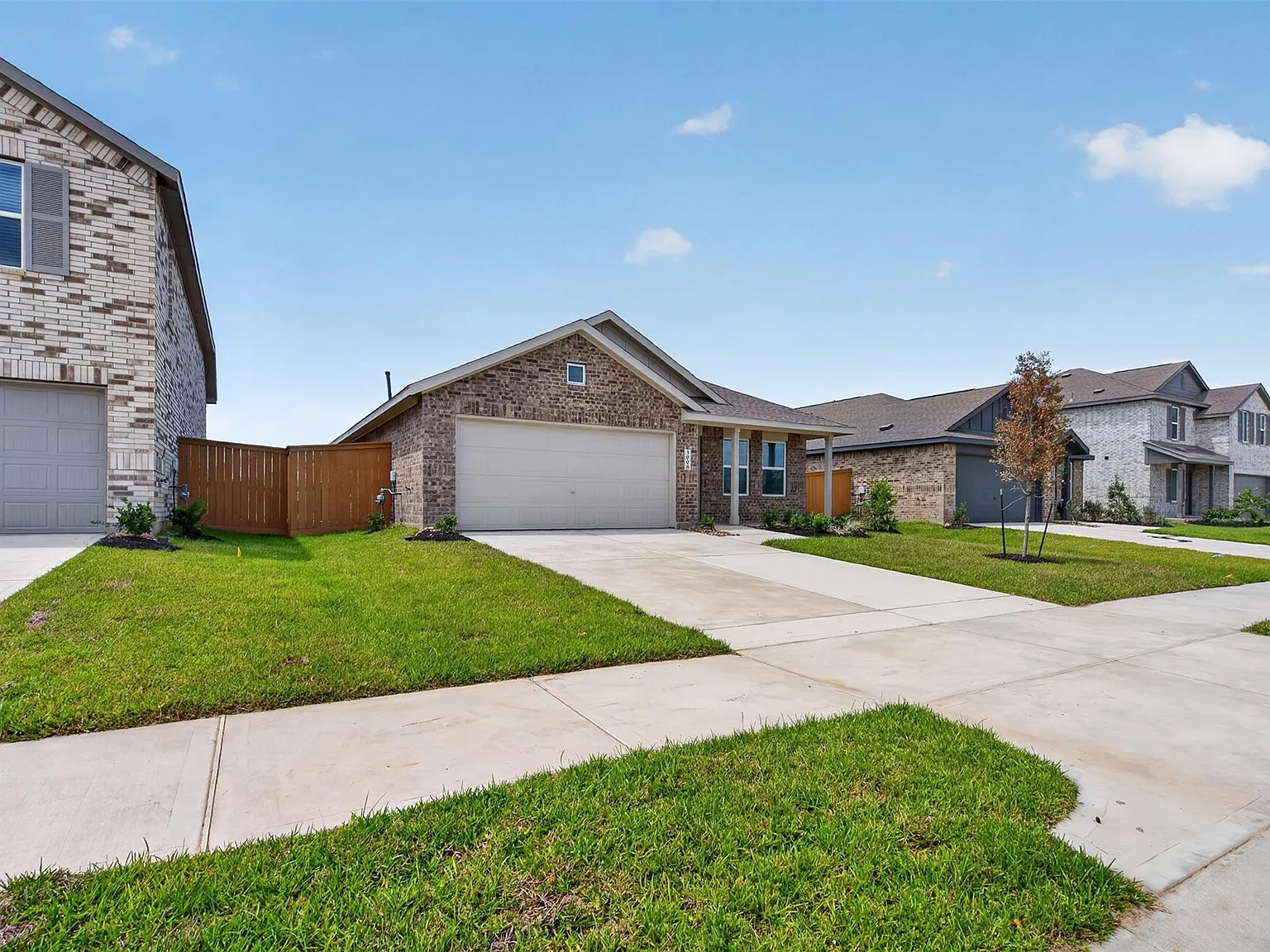4 bed, 2.0 bath, 1924 sqft, $2,400 — Photo 2