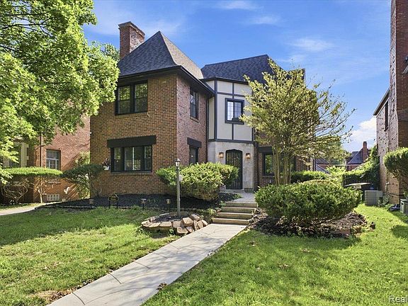 3rd image of 18084 Birchcrest Dr