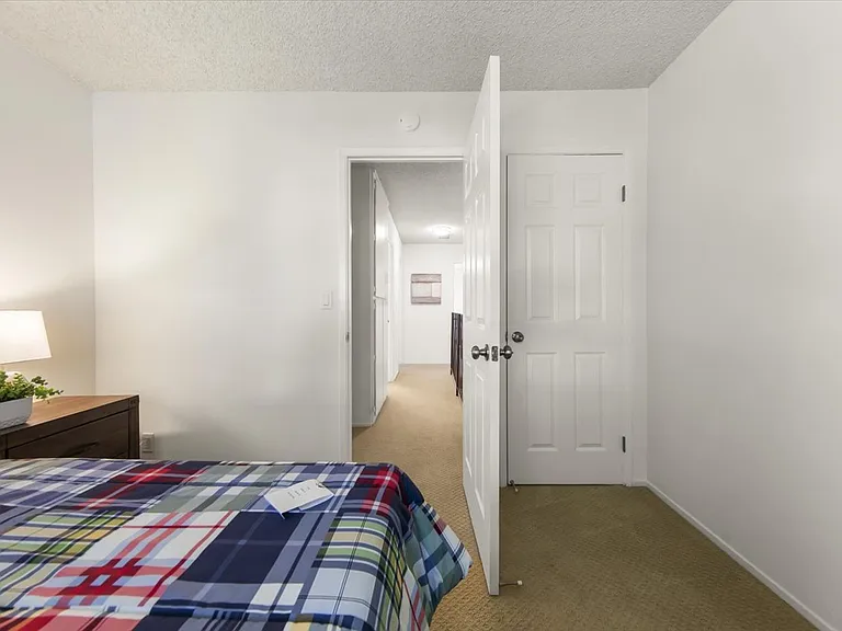 1811 Queen Victoria Way — Photo 17